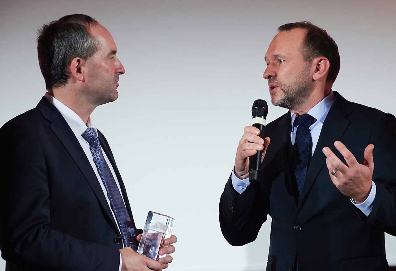 Bayerischer Exportpreis 2018 - Ralph-Uwe Johann; Deffner und Johann, im Gespraech mit Minister Aiwanger